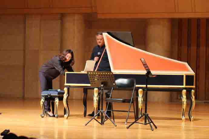 小型音樂會(huì)正在調(diào)試鋼琴的老師 小型音樂會(huì)正在調(diào)試鋼琴的老師