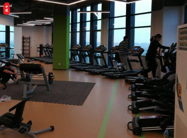 小旗家樓下的健身房，小姐姐天天來.jpg