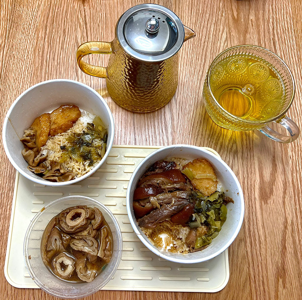 在美食城內簡簡單單的一餐