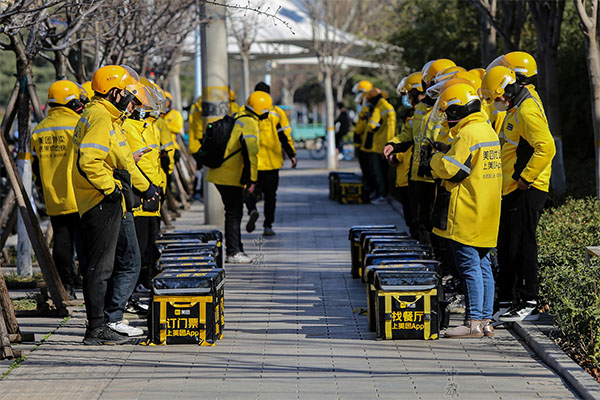 早晨外賣師傅們正在開會(huì)