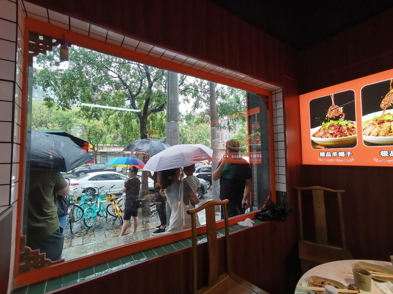 店內(nèi)爆滿，外面等待的也非常多