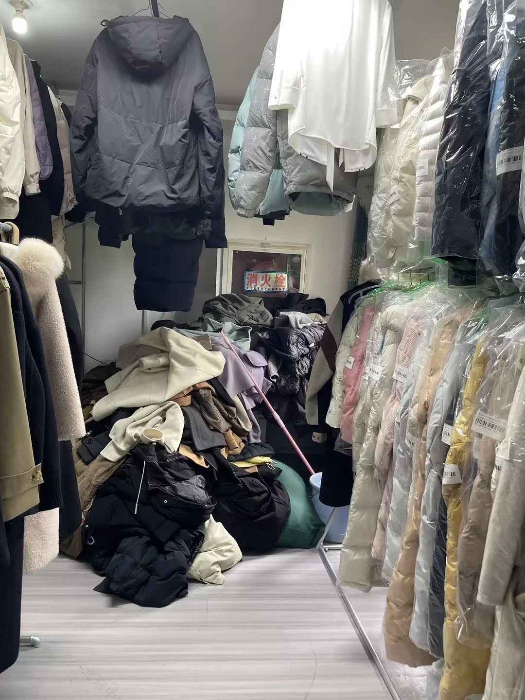 剛開業(yè)的干洗店，現(xiàn)在衣服堆積如山，訂單非常多