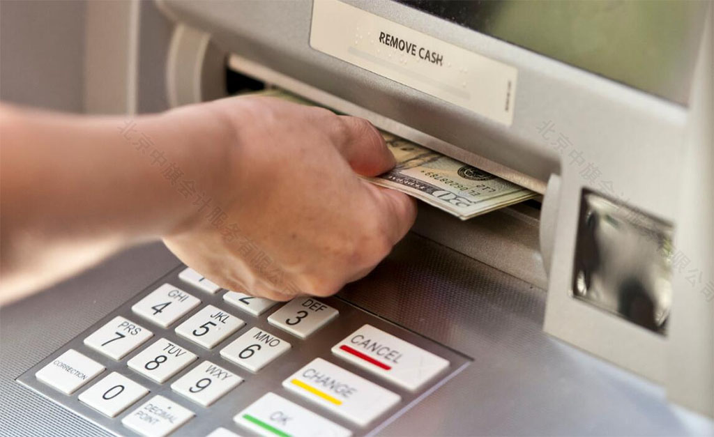 ATM上正在取錢(qián) ATM上正在取錢(qián)