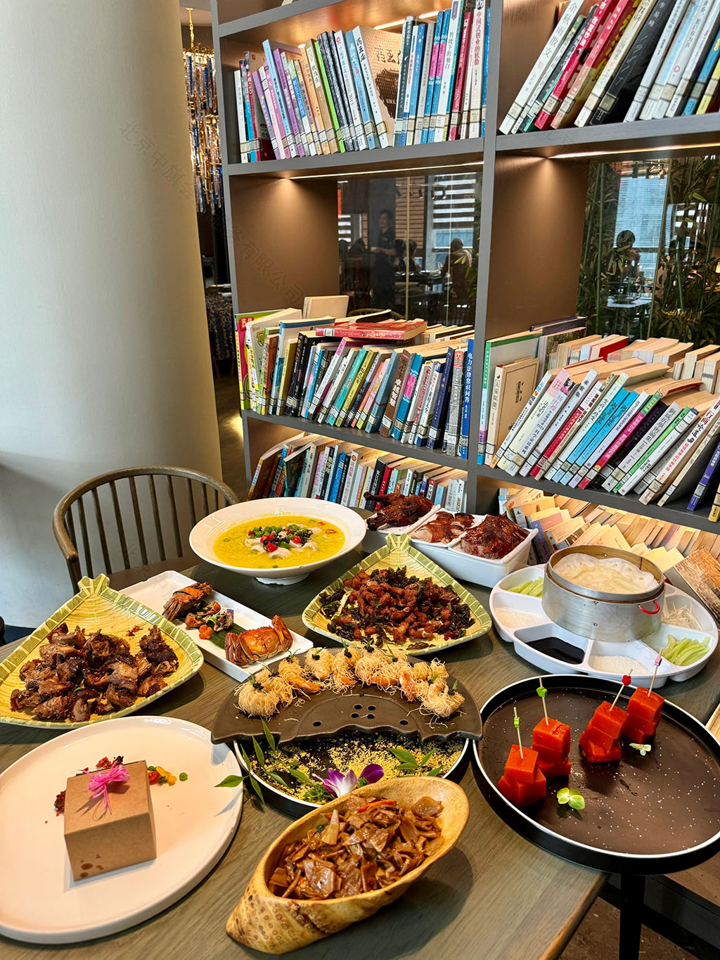 北京一家主題為書店的餐廳.jpg