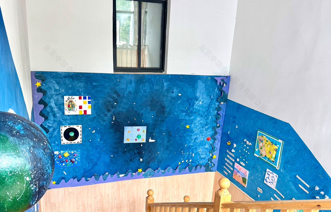 幼兒園的樓梯間的彩繪，辦理幼兒園確實(shí)不容易，一定要細(xì)心.jpg