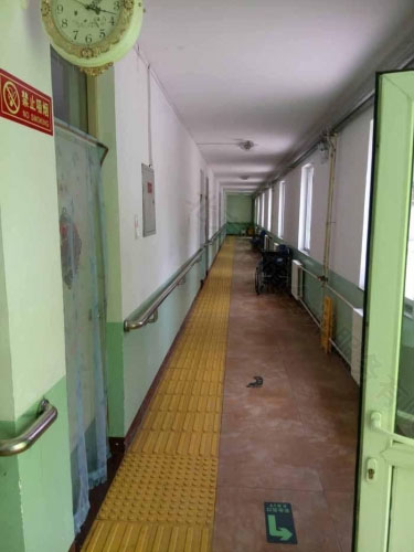 養(yǎng)老院走廊一角，地面鋪設(shè)盲道.jpg