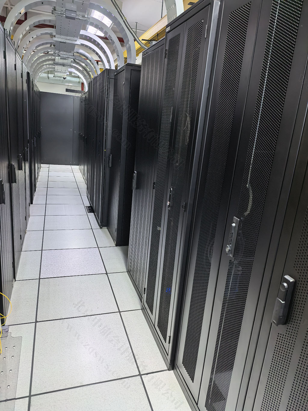 我們公司的IDC機(jī)房.jpg