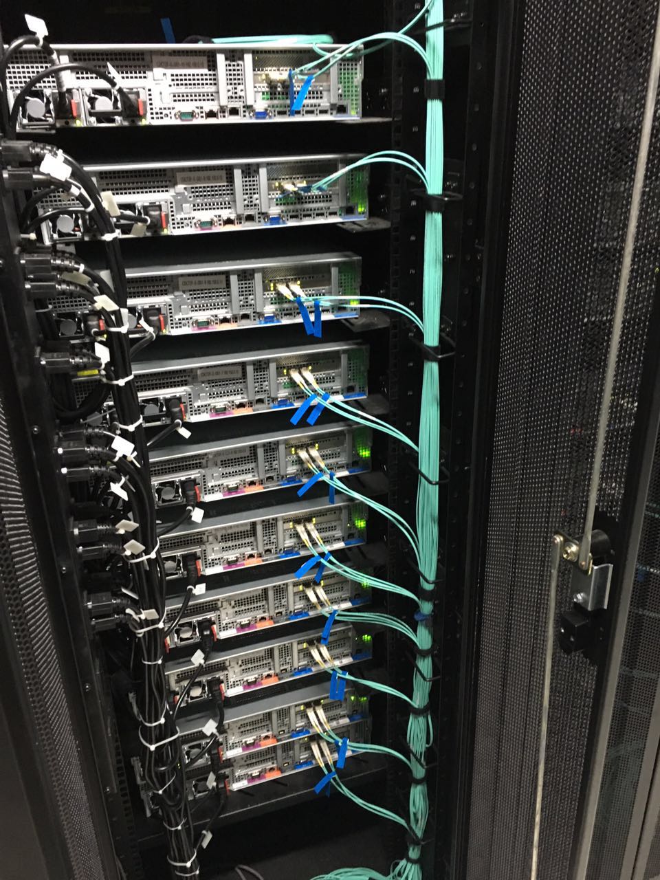 idc機(jī)房的機(jī)柜一般能放多少臺服務(wù)器