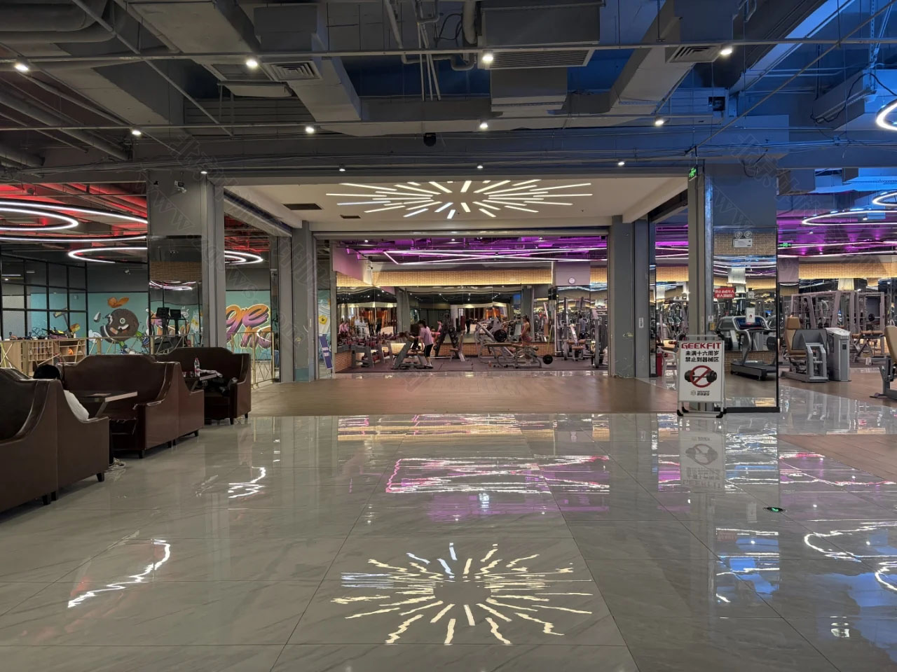 某個(gè)健身房.jpg