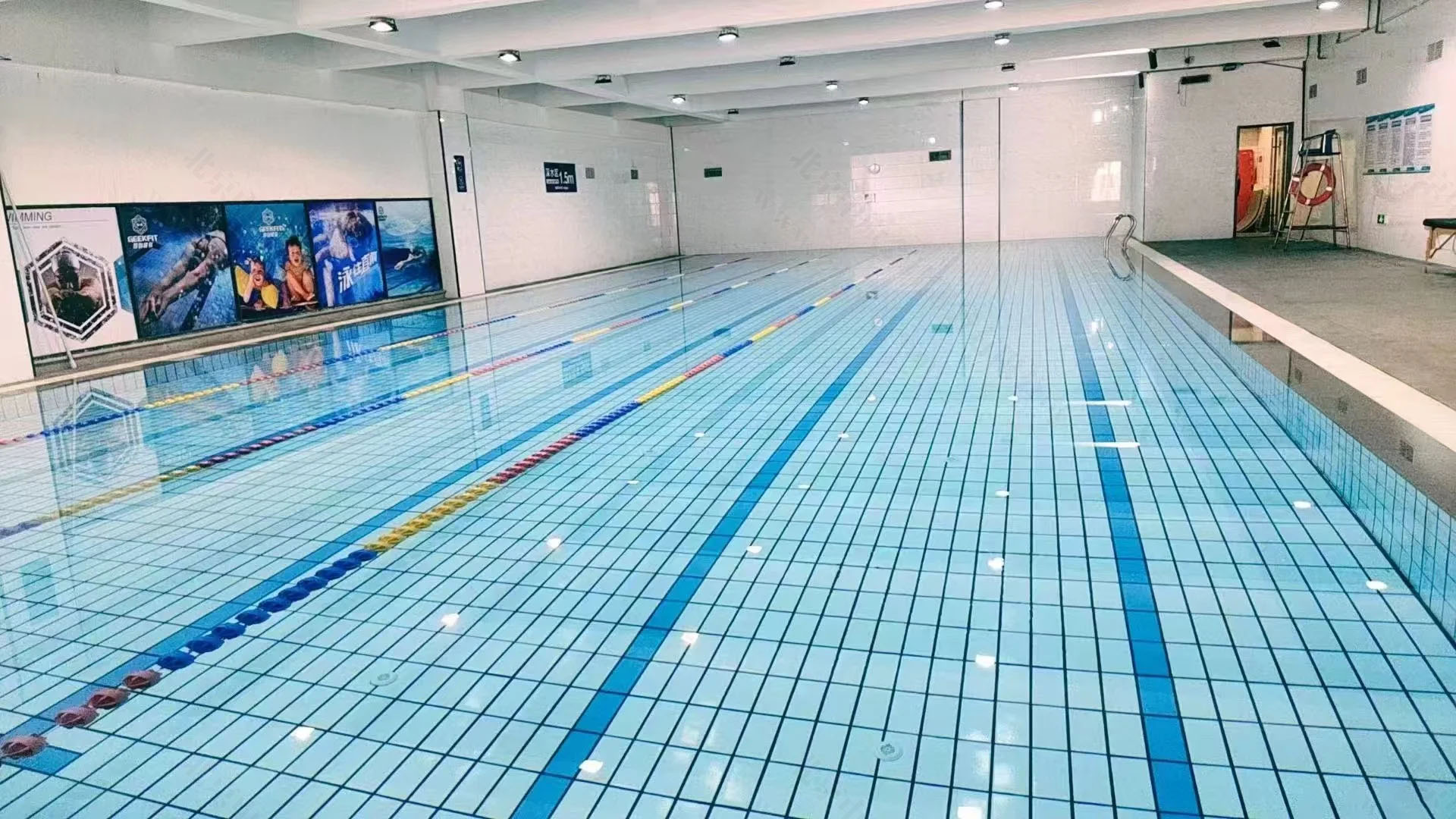 健身房內(nèi)的游泳池.jpg