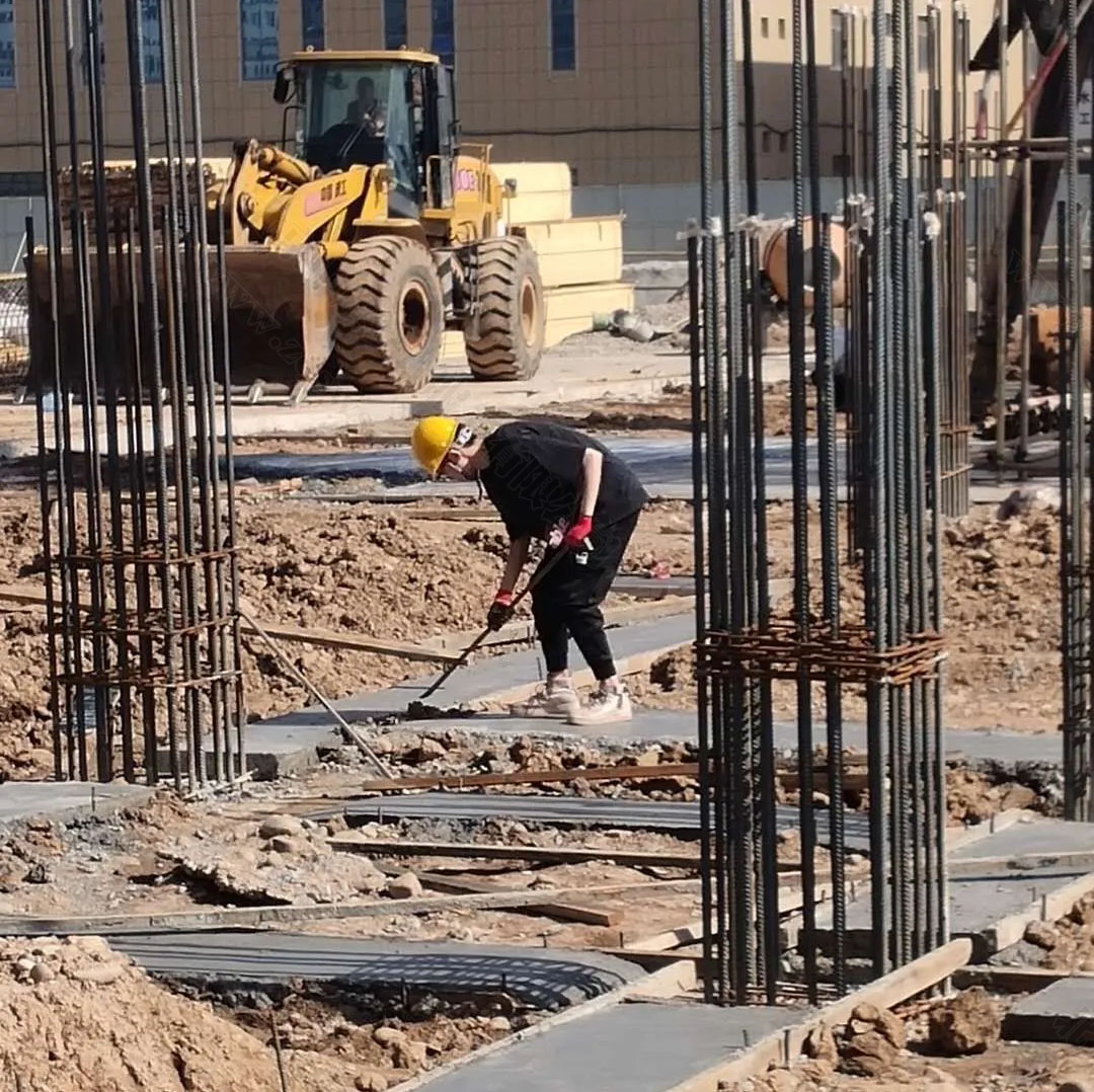 北京某處工地上的哥哥在干活.jpg