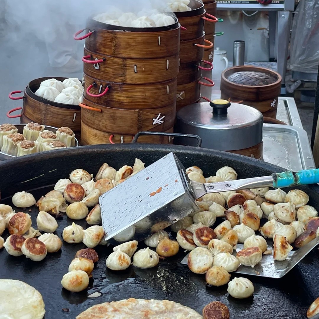 熱騰騰的水煎包，賣的非常好.jpg