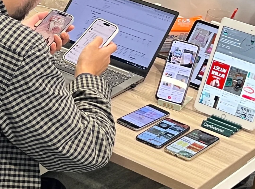 偷偷拍了一張同事正在工作的照片