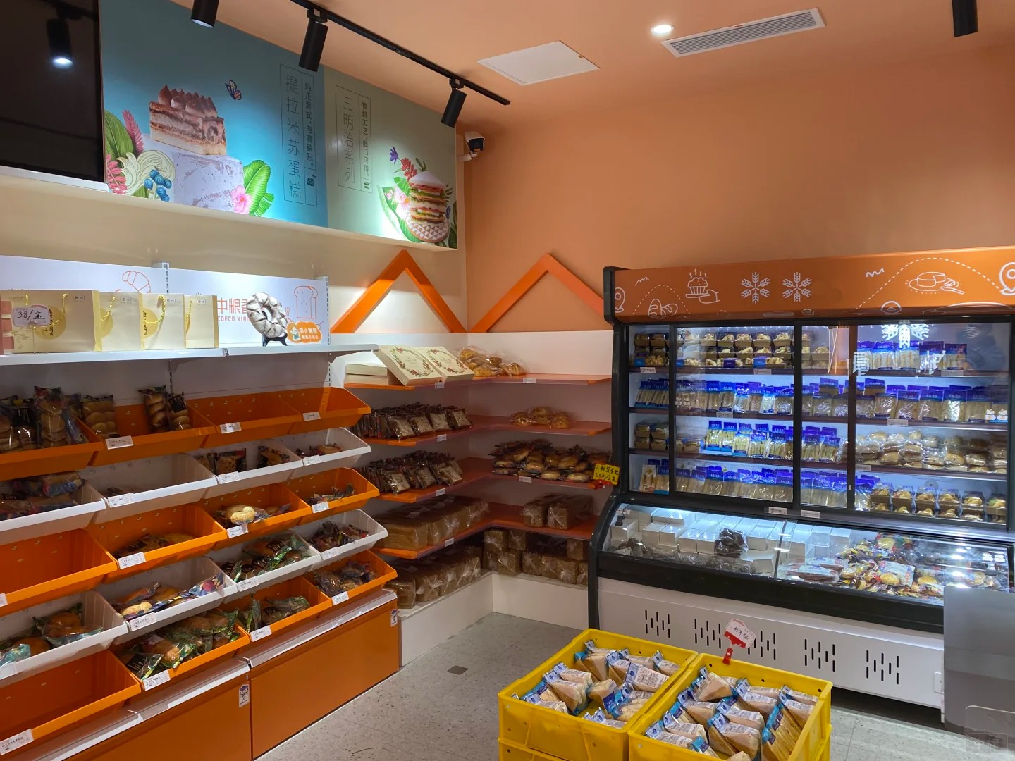 食品廠統(tǒng)一標準生產(chǎn)，然后前端售賣