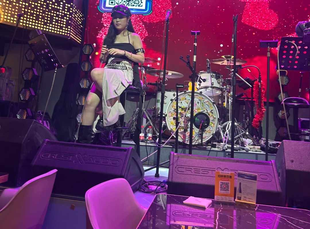 正在臺(tái)上唱歌的歌手