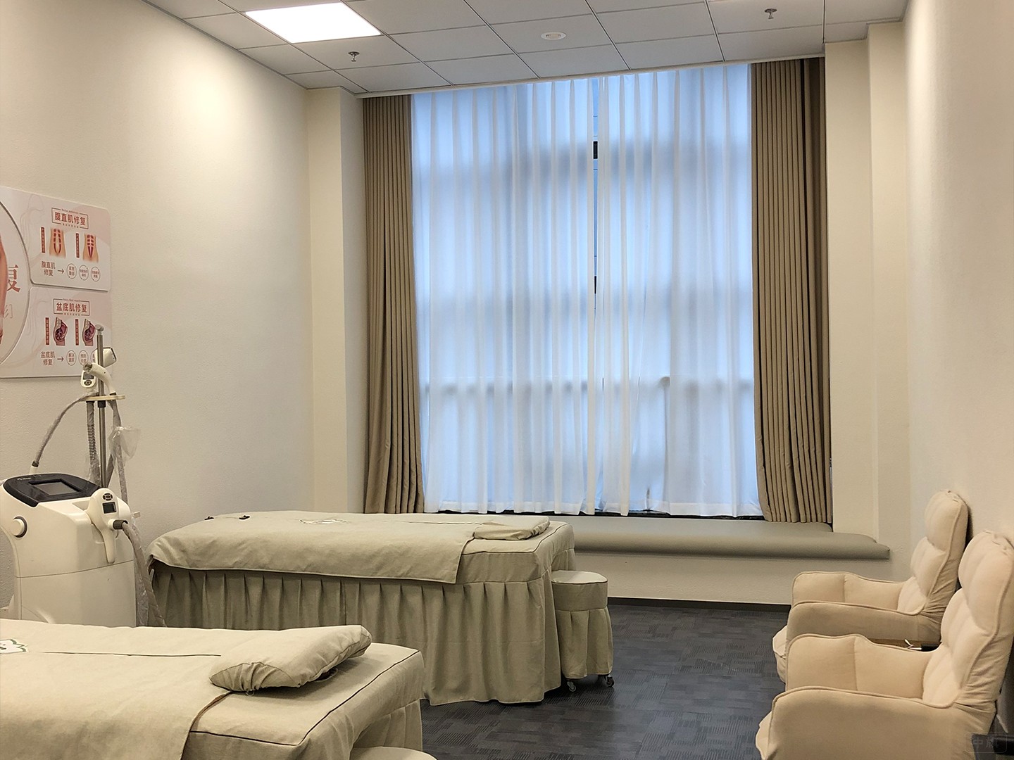 產(chǎn)后恢復(fù)中心的恢復(fù)床和理療儀器