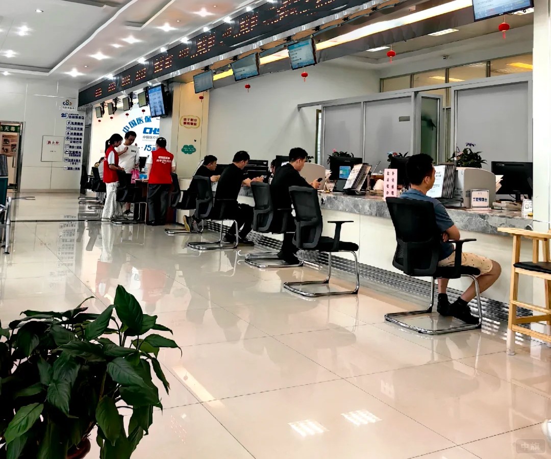 現(xiàn)場正在辦理營業(yè)執(zhí)照