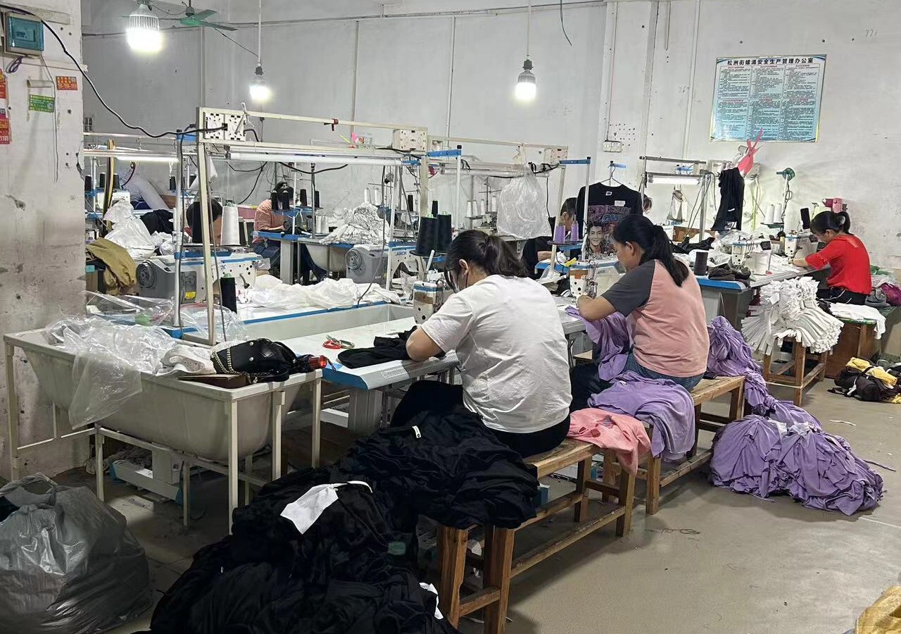 加工廠的小姐姐正在忙碌的生產(chǎn)衣服