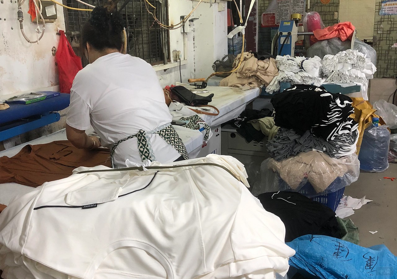 衣服現(xiàn)在開始熨燙了