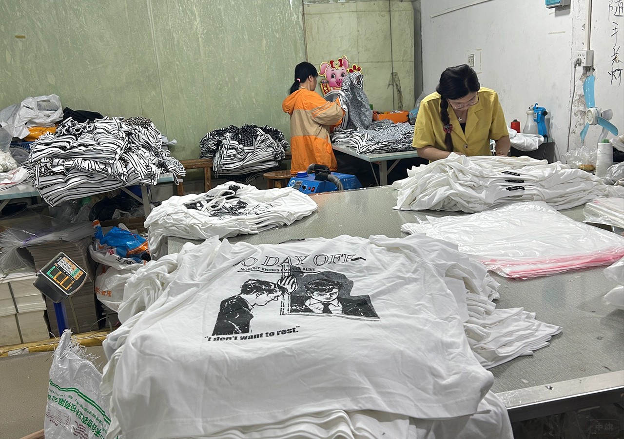 衣服開始打包然后準(zhǔn)備發(fā)貨了