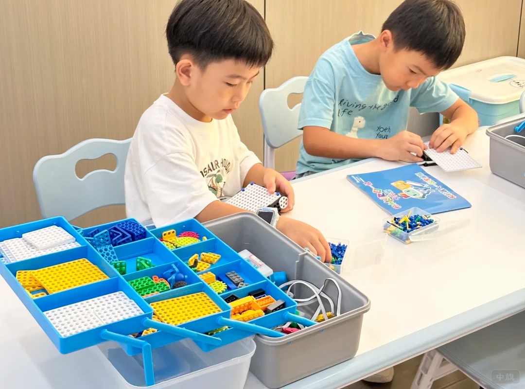 正在學習拼接的兩個男孩子