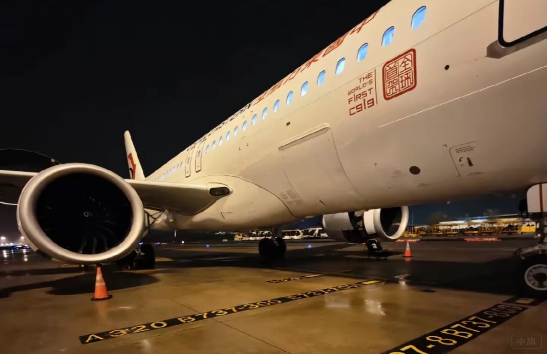 機務工程師正在檢修飛機