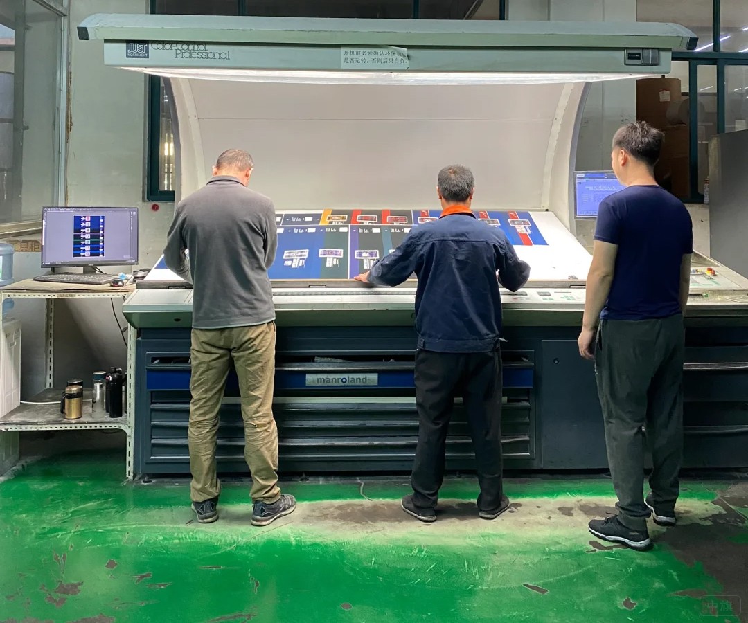 傳統(tǒng)印刷現(xiàn)場(chǎng)工作圖片