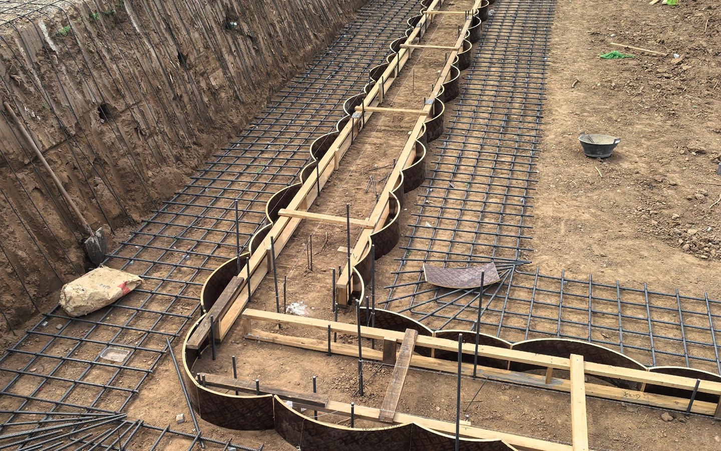 基坑邊坡噴錨施工，先使用錨桿機(jī)鉆孔插入錨桿，然后綁扎鋼筋網(wǎng)片