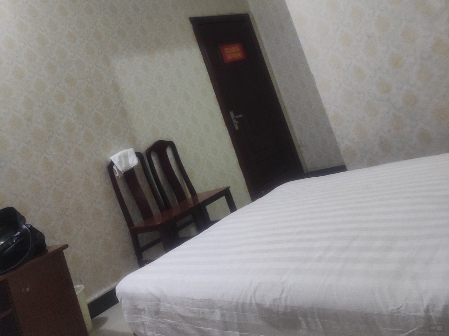 進屋就是一張床其它的都沒有，房費150