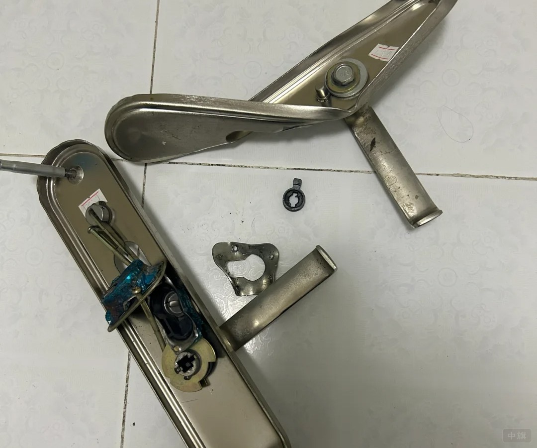 叫了個(gè)開(kāi)鎖師傅，直接拆解開(kāi)