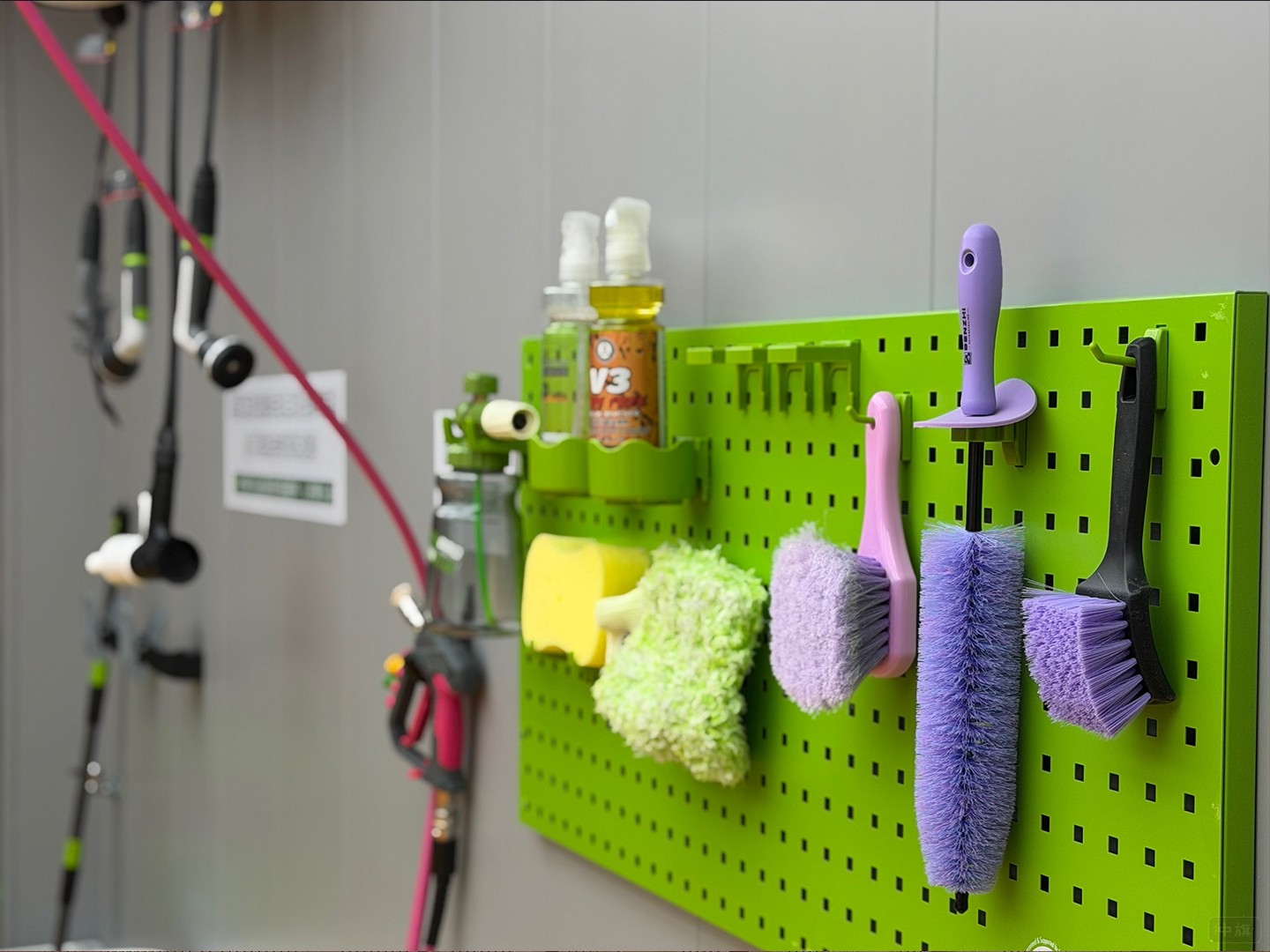 我們樓下的自助洗車店里的設(shè)備