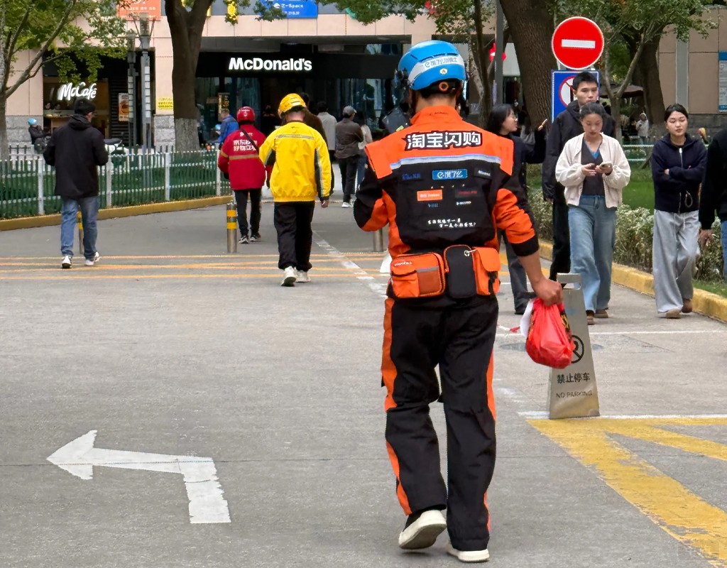 正在送餐的淘寶閃購小哥