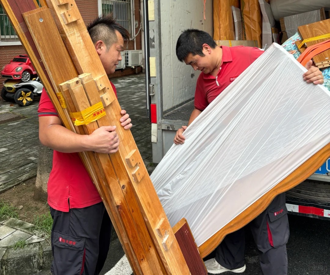 搬家公司兩位搬運師傅