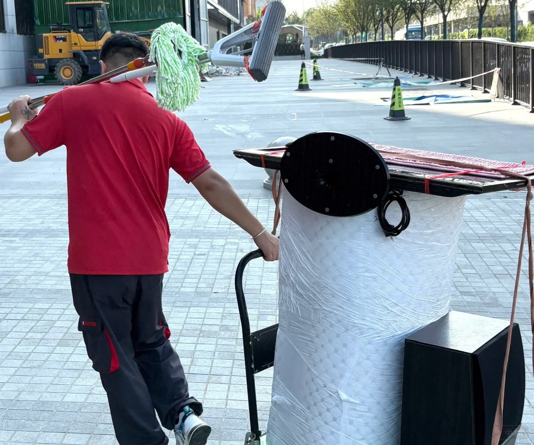 搬家?guī)煾底詈笠惶税嶝洠腿佳b完了