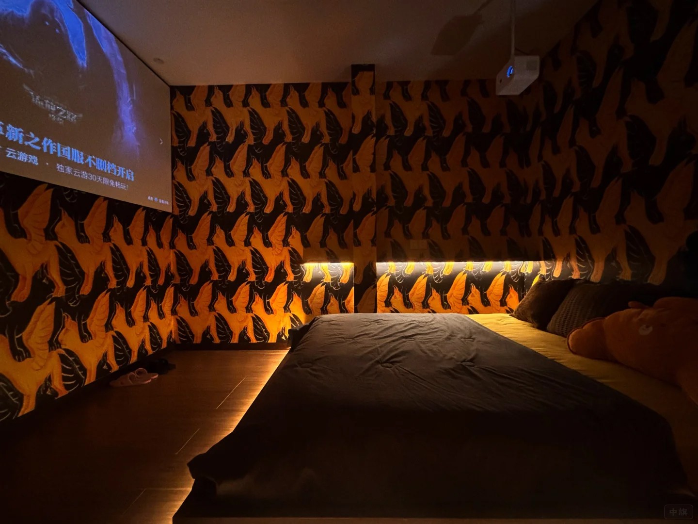 躺在床上觀影還是非常舒服的