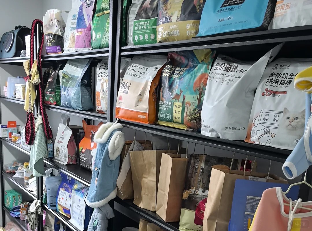貨架上掛的還有寵物衣服