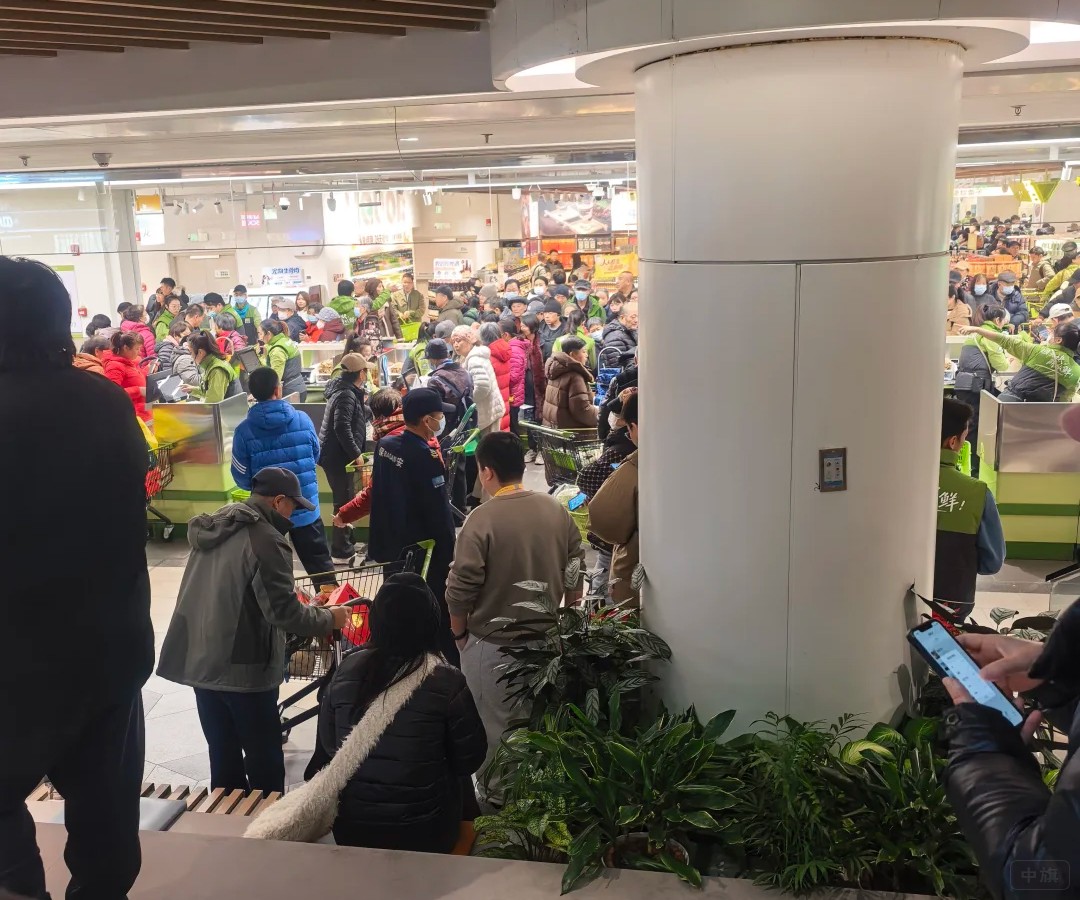 超市里的人超級多，那么晚上記賬的時候呢？肯定都是電子化