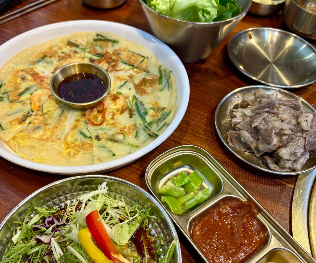 吃烤肉還要點(diǎn)一些青菜，要不然吃起來(lái)太膩了