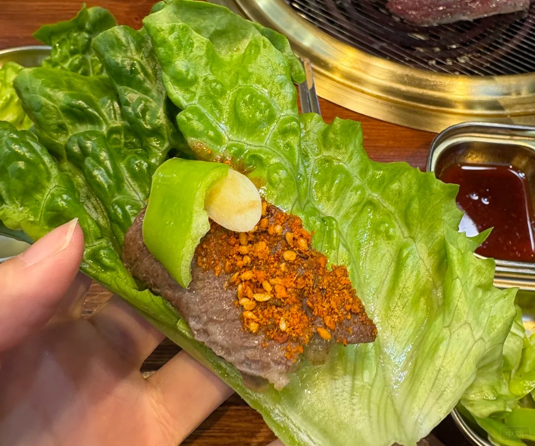 蔬菜卷著烤肉吃，比較淡，也不會(huì)膩人