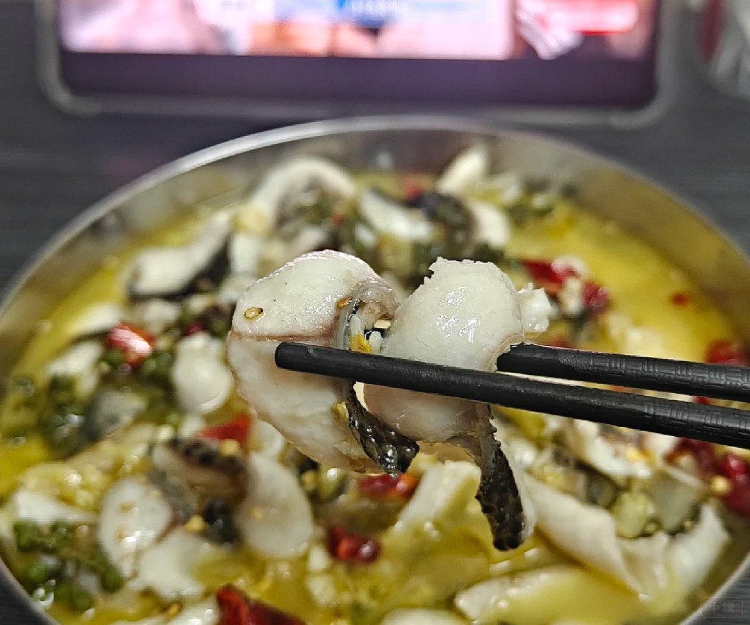 看著劇吃著酸菜魚，還是非常舒服的