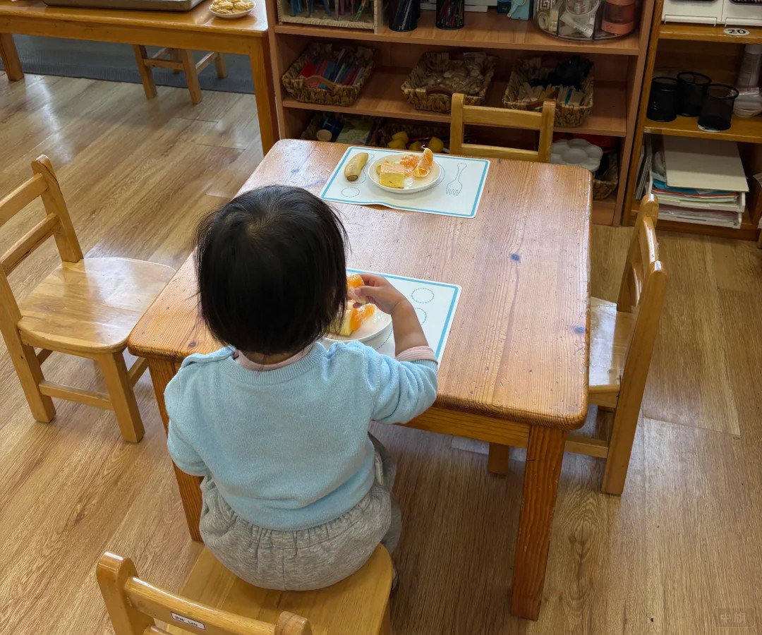 正在幼兒園吃小蛋糕的寶貝