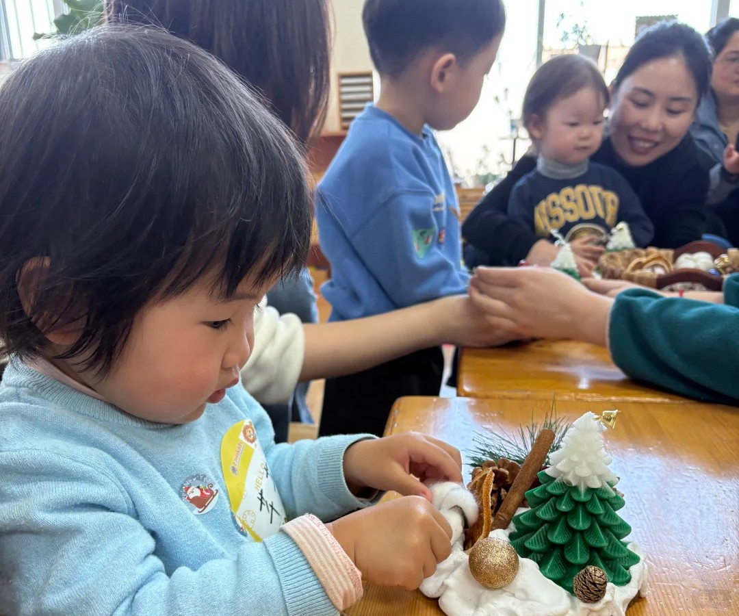 老師在陪著孩子做手工