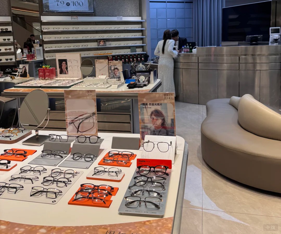 剛配完眼鏡的王女士再交錢