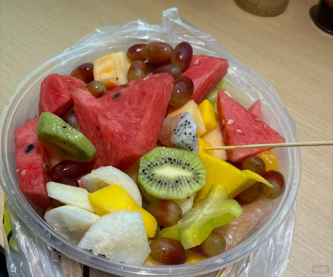 你看這一盒水果，沒有加酸奶，就又不太屬于自制飲品