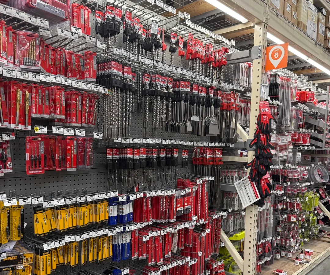 墻上掛的都是五金店