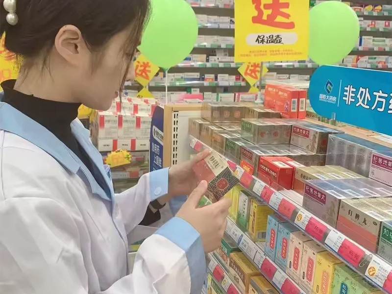 正在藥店工作的王女士