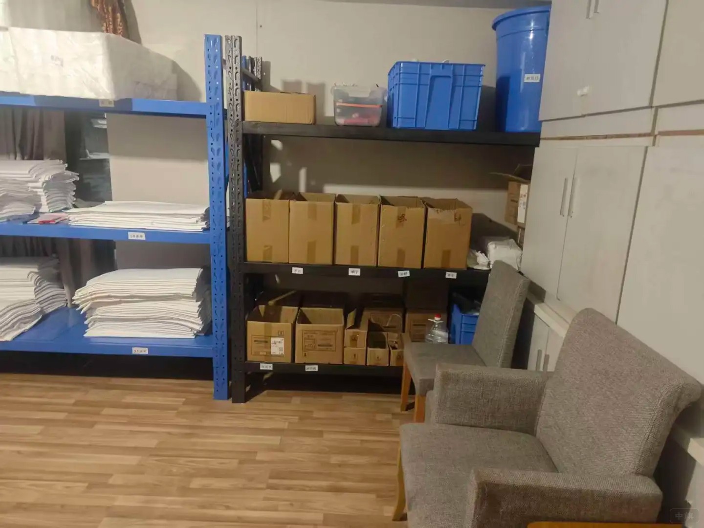 布草間旁邊的就是密閉保潔柜，需要常關(guān)閉狀態(tài)