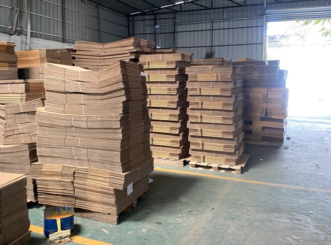 廠房內(nèi)堆疊的成品紙箱