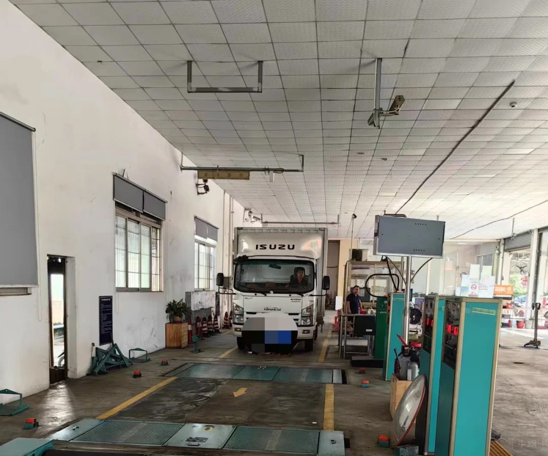 一輛小貨車正在上線檢測(cè)